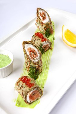 Peynirli krep Kırmızı balık ve havyar