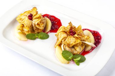 Elma ve kızılcık ile Krep