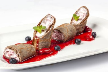 Çilek ve yumuşak peynir ile Krep