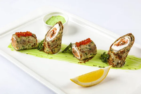 Peynirli krep Kırmızı balık ve havyar