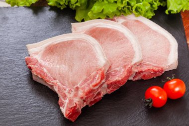 siyah plaka üzerinde domuz eti bir parça