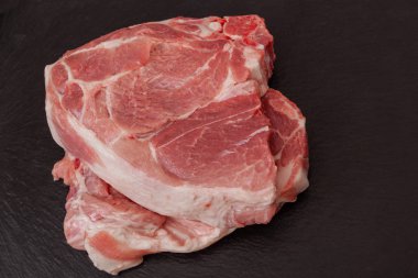 siyah plaka üzerinde domuz eti bir parça