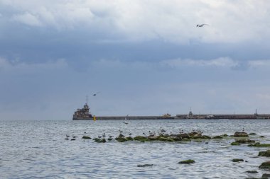 Koyda bulutlu gökyüzünün altında gemiler