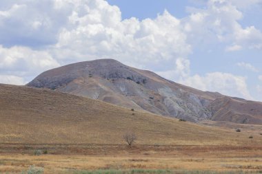 Bulutlara karşı alçak dağlar