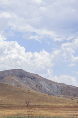 Bulutlara karşı alçak dağlar