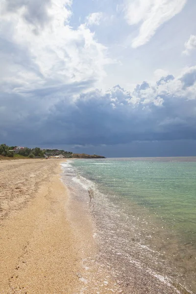 Stormmoln över havets azurblå vatten — Stockfoto