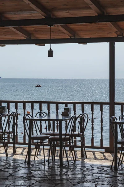 Tavolo in un caffè contro il mare — Foto Stock