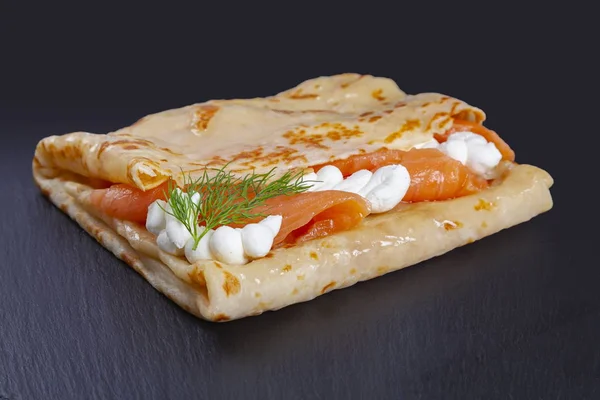 Clătită cu somon și brânză — Fotografie, imagine de stoc