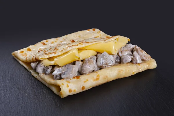 Clătită cu ciuperci și brânză — Fotografie, imagine de stoc