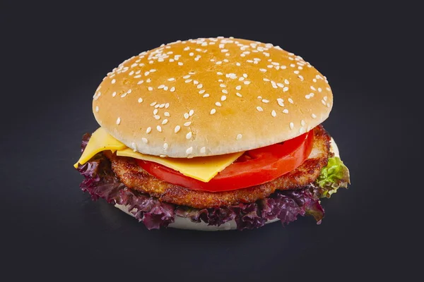 Kurczak i pomidor burger z serem — Zdjęcie stockowe
