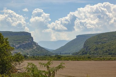 Mavi gökyüzü ve kanyon üzerindeki bulutlar