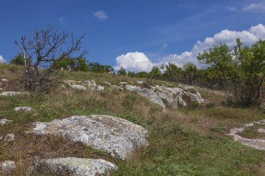 Kayalık yol ve beyaz bulutlar ile Manzara