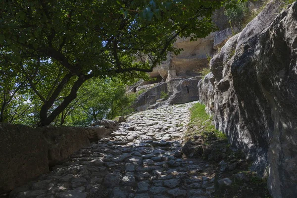 Camino de piedra a la ciudad de montaña — Foto de Stock