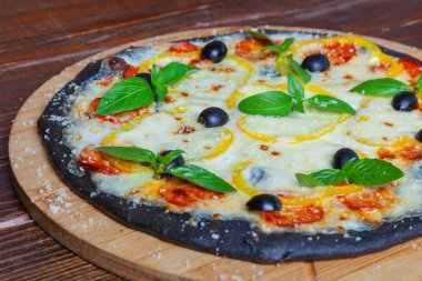 Siyah hamurlu pizza.