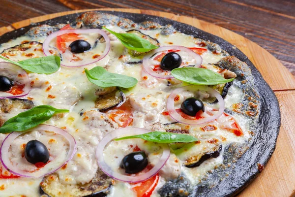 Пицца с чернилами каракатицы и баклажанами — стоковое фото