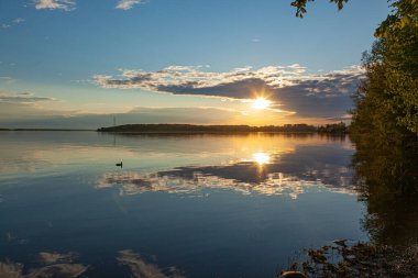Volga Nehri üzerinde renkli günbatımı