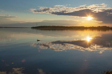 Volga Nehri üzerinde renkli günbatımı