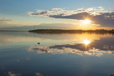 Volga Nehri üzerinde renkli günbatımı