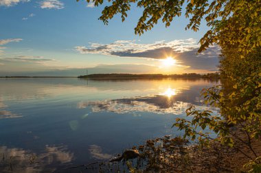 Volga Nehri üzerinde renkli günbatımı