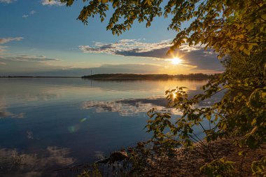 Volga Nehri üzerinde renkli günbatımı