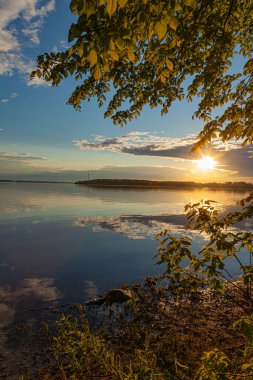 Volga Nehri üzerinde renkli günbatımı