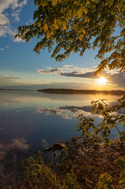 Volga Nehri üzerinde renkli günbatımı