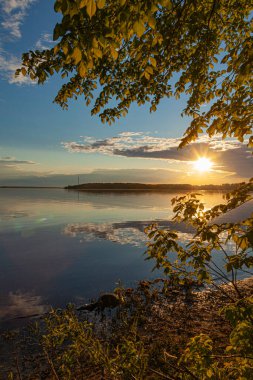 Volga Nehri üzerinde renkli günbatımı