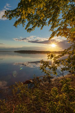 Volga Nehri üzerinde renkli günbatımı