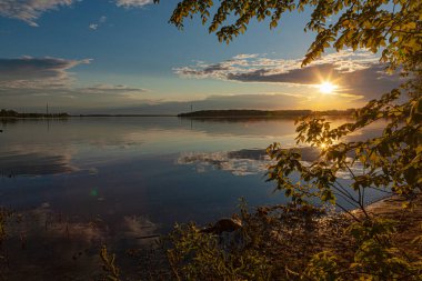 Volga Nehri üzerinde gün batımı