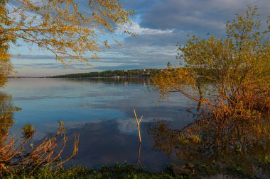Gün batımında Volga Nehri Dökülüyor