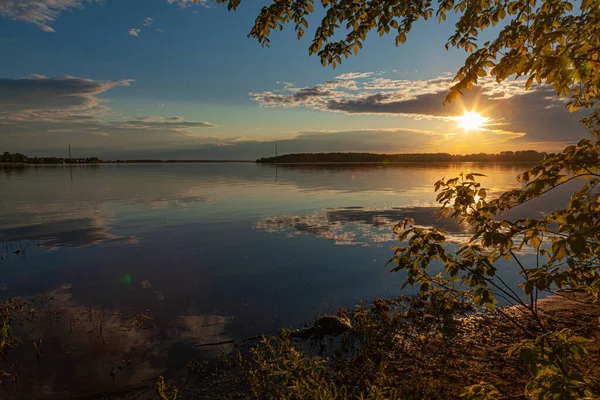 Puesta de sol sobre el río Volga — Foto de Stock