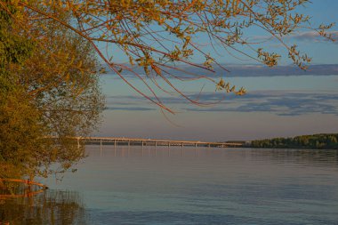 Gün batımında Volga Nehri Dökülüyor