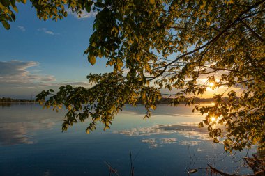 Volga Nehri üzerinde gün batımı