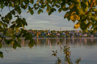 Gün batımında Volga Nehri Dökülüyor