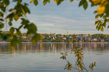 Gün batımında Volga Nehri Dökülüyor