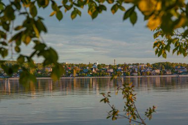 Gün batımında Volga Nehri Dökülüyor
