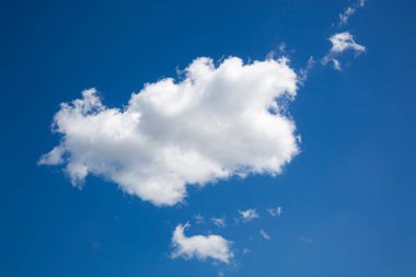 Mavi gökyüzünde beyaz bulutlar