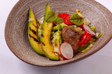 Kahverengi tabakta avokado salatası