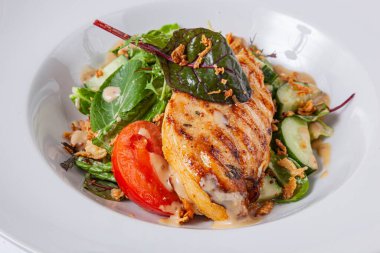 Beyaz tabakta kızarmış peynirli salata.