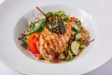 Beyaz tabakta kızarmış peynirli salata.