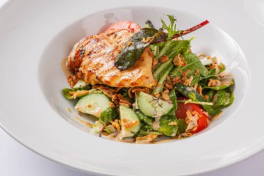 Beyaz tabakta kızarmış peynirli salata.