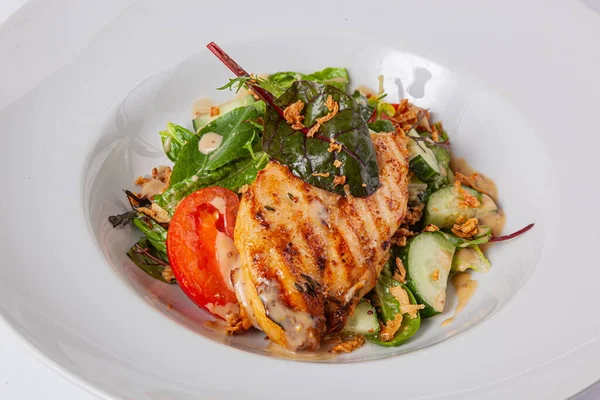 Beyaz tabakta kızarmış peynirli salata.