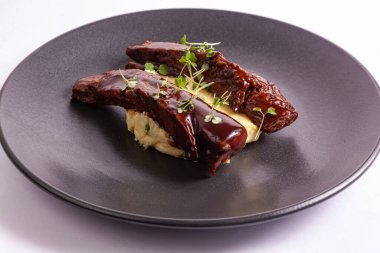 Siyah tabakta et soslu biftek.