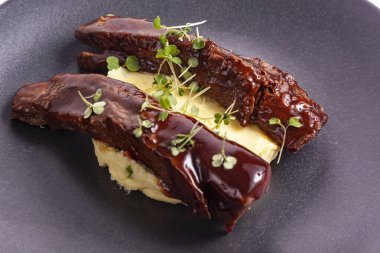 Siyah tabakta et soslu biftek.