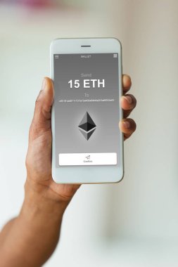 Afro-Amerikan kişi bir ethereum eth kripto işlem cep telefonu cüzdan - siyah insanlar kullanarak gönderme