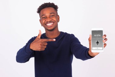 Genç Afrikalı-Amerikalı adam ethereum eth alınan kripto para birimi hareketin gösterilen onun smartphone ekran işaret alınan - siyah genç insanlar
