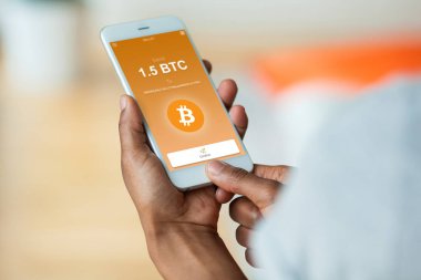 Afro-Amerikan kişi bir bitcoin btc kripto işlem cep telefonu cüzdan - siyah insanlar kullanarak gönderme
