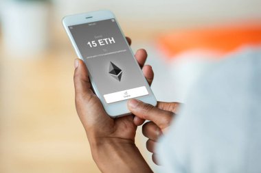 Afro-Amerikan kişi bir ethereum eth kripto işlem cep telefonu cüzdan - siyah insanlar kullanarak gönderme