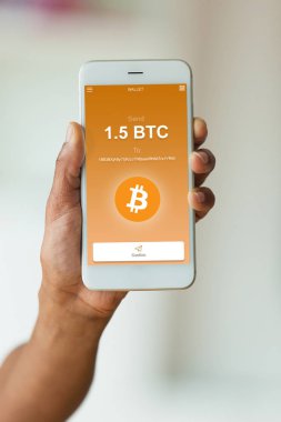 Afro-Amerikan kişi bir bitcoin btc kripto işlem cep telefonu cüzdan - siyah insanlar kullanarak gönderme