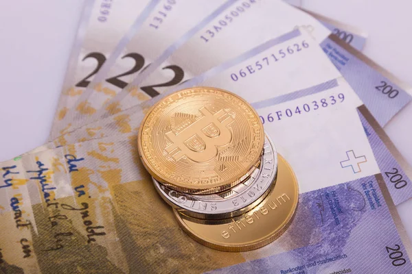 Bitcoin Btc Moneta Criptovaluta Sopra Banconote Franchi Svizzeri — Foto Stock